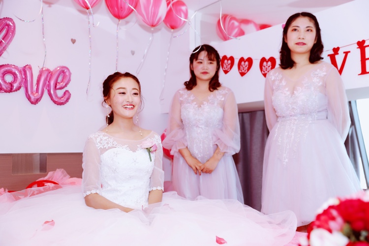 闺蜜选了红色的伴娘服 有哪些伴娘服可以代替？