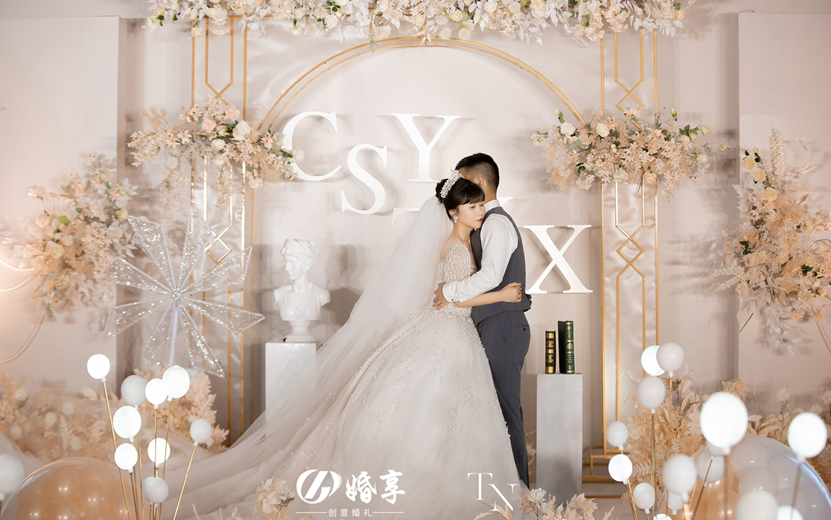 一场干净 高级 而优雅的香槟色婚礼