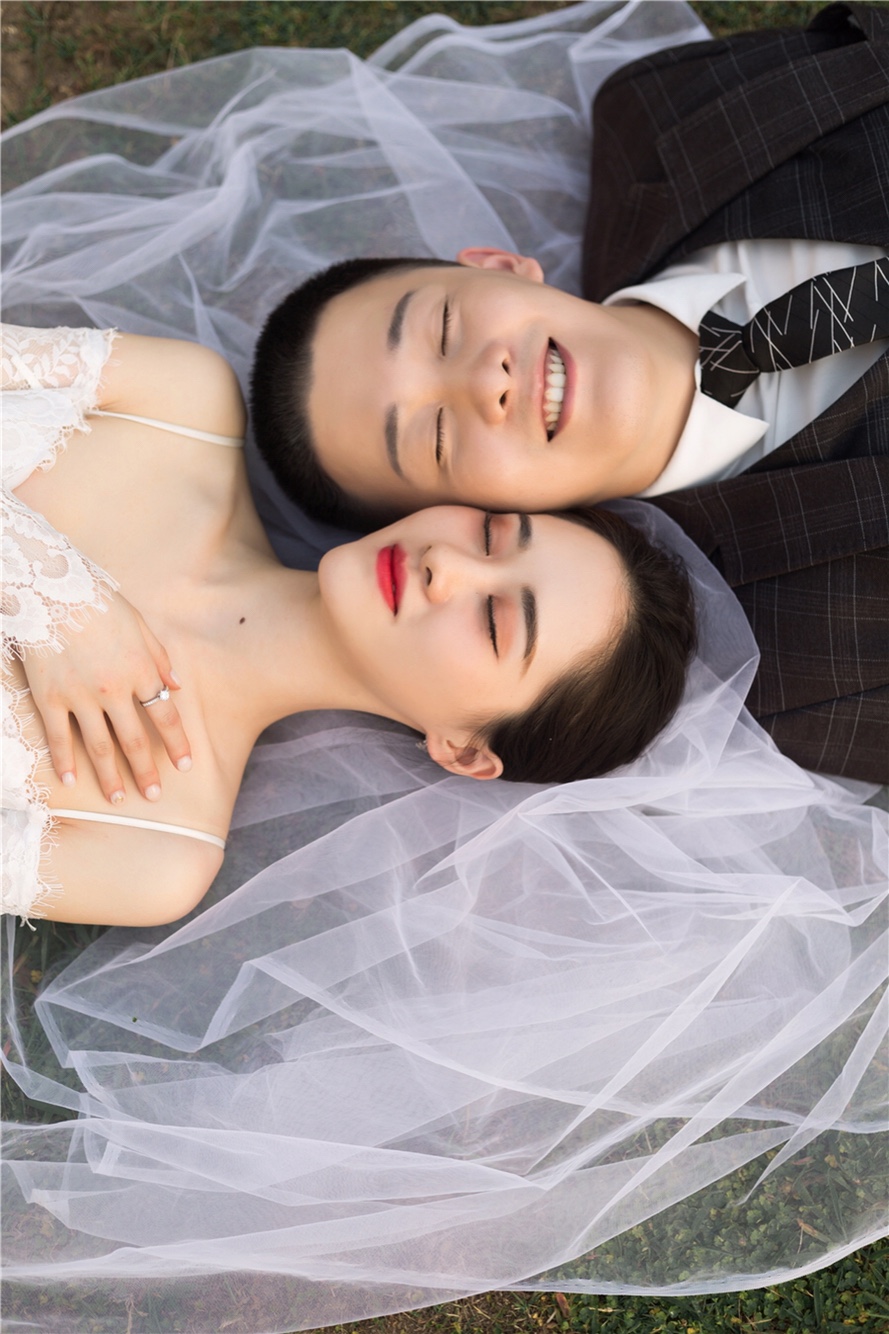 再也不用羡慕了[大笑]我也成别人眼里的婚纱照了