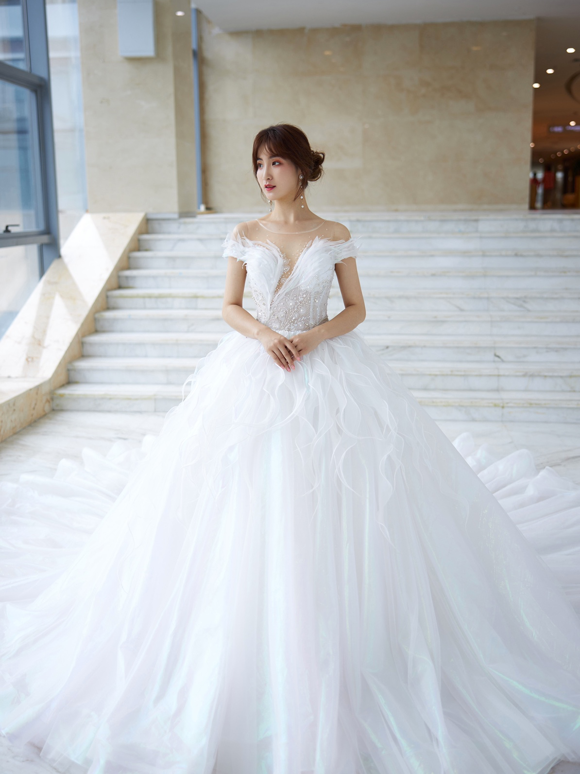 经典款式大气拖尾仪式主婚纱