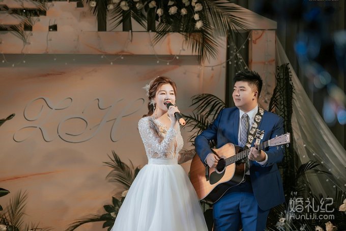 大婚必穿3件礼服，👰🤵一出场全家都夸好看