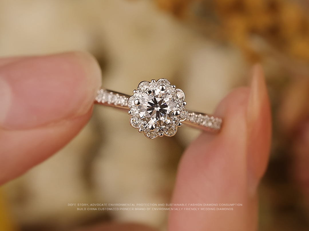 浪漫指尖|芙罗拉群镶女式钻戒