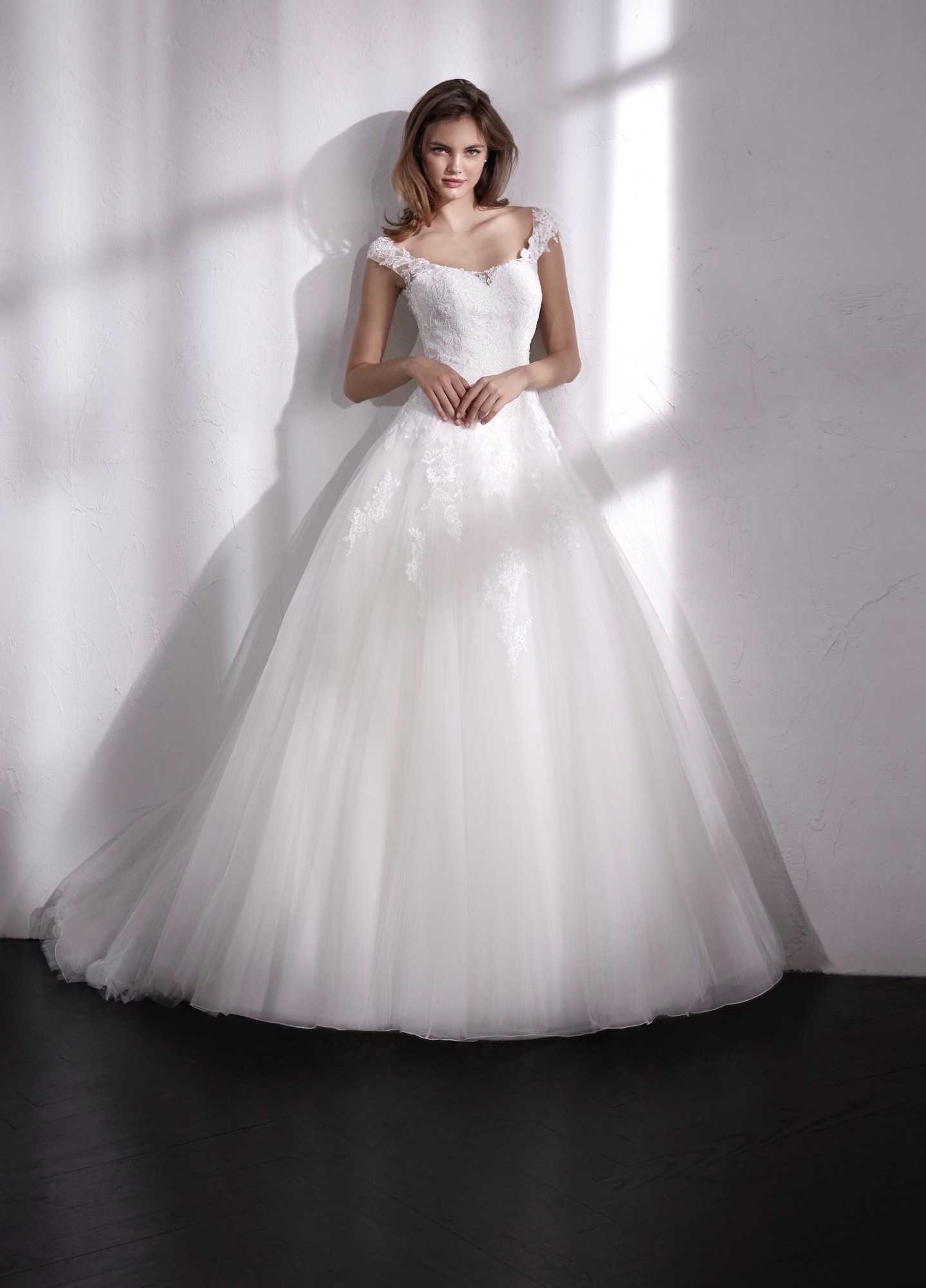 今禧礼服馆小拖尾纱面蕾丝婚纱