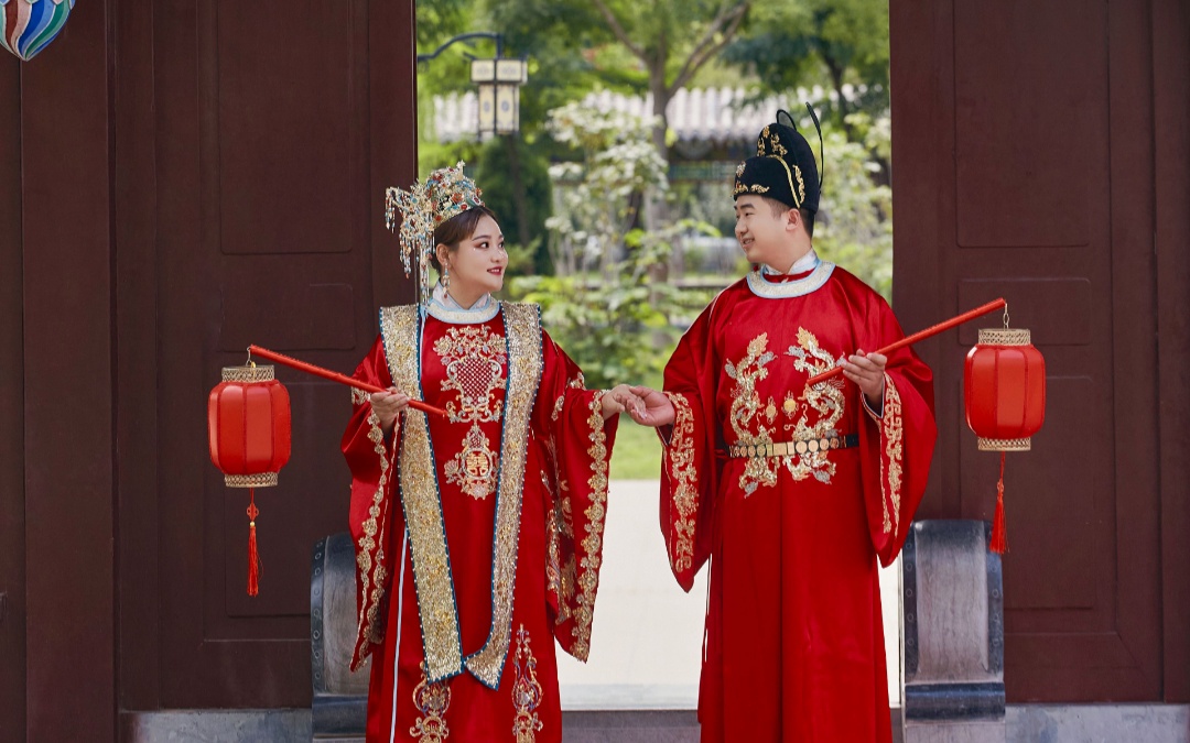 三书六礼凤冠霞帔

. 十里红妆明媒正娶

.以