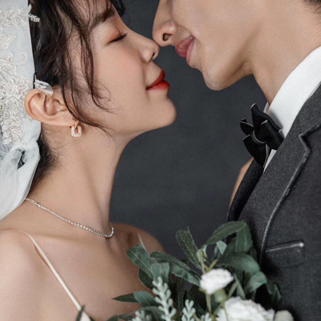 【万国婚纱摄影】经典婚纱套系￥3688
