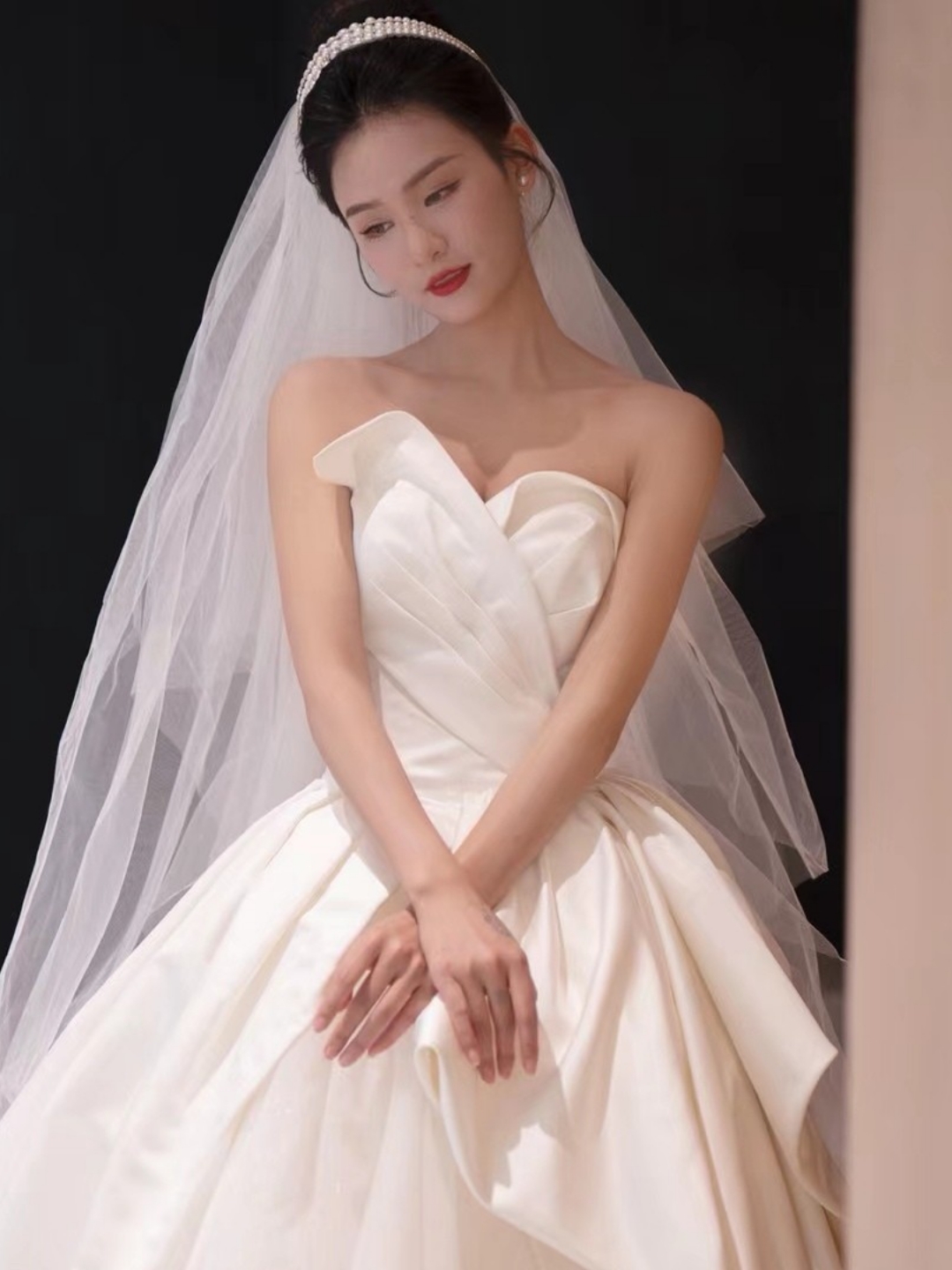 英倫風緞面婚紗款式禮服定制