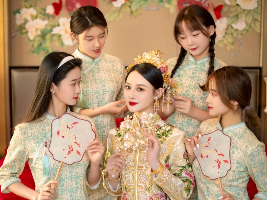 爆  百分满意，提供三套妆造，精美饰品，全程跟妆
