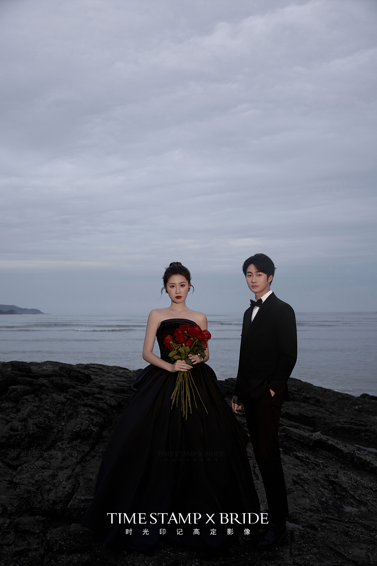 高级感拉满的海景礁石婚纱照，这套黑纱绝了！