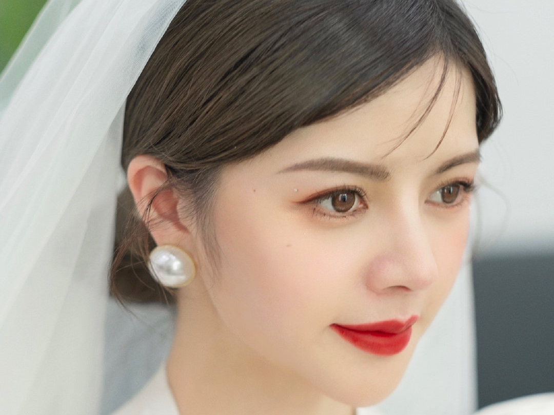 资深化妆师高清喷枪化妆+四套饰品