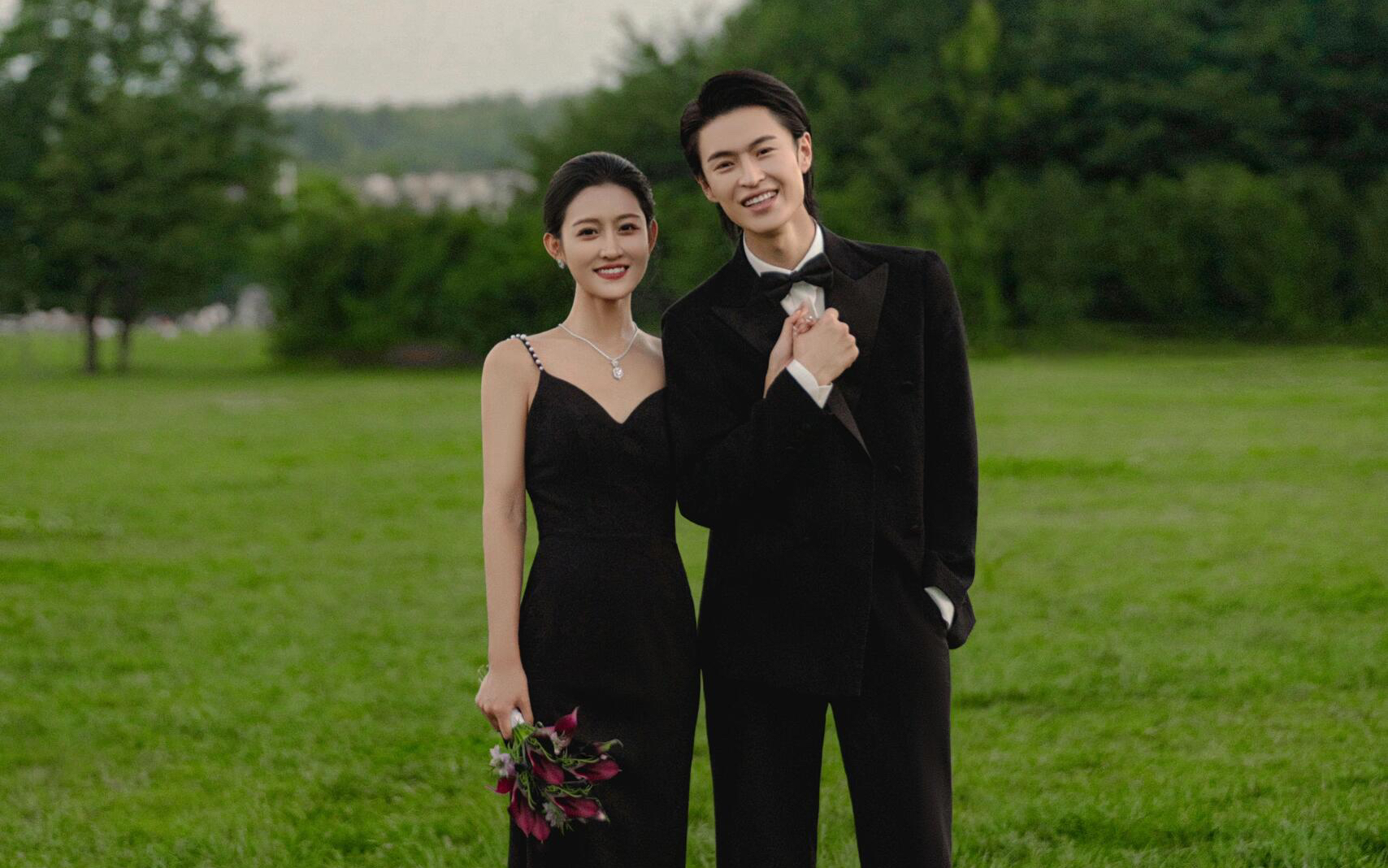 浪漫草坪电影风婚纱照