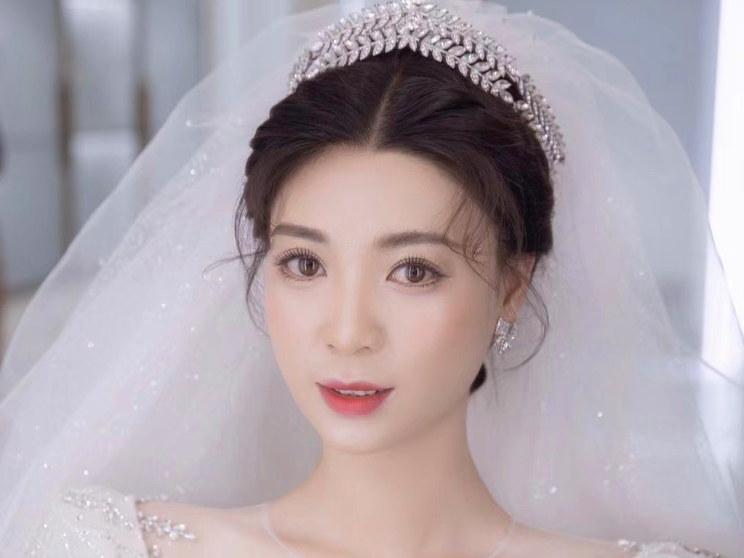   清透无痕减龄精致妆容