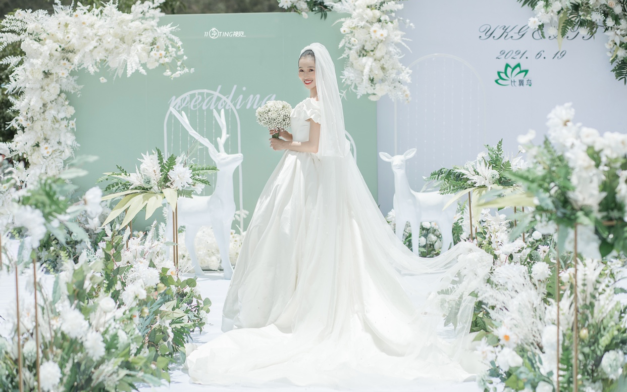 簡約戶外白綠色系婚禮現(xiàn)場