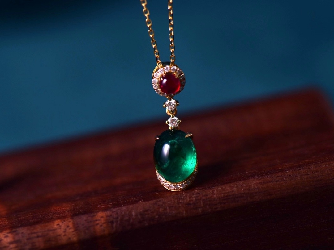 素面红宝祖母钻石吊坠颇有新意