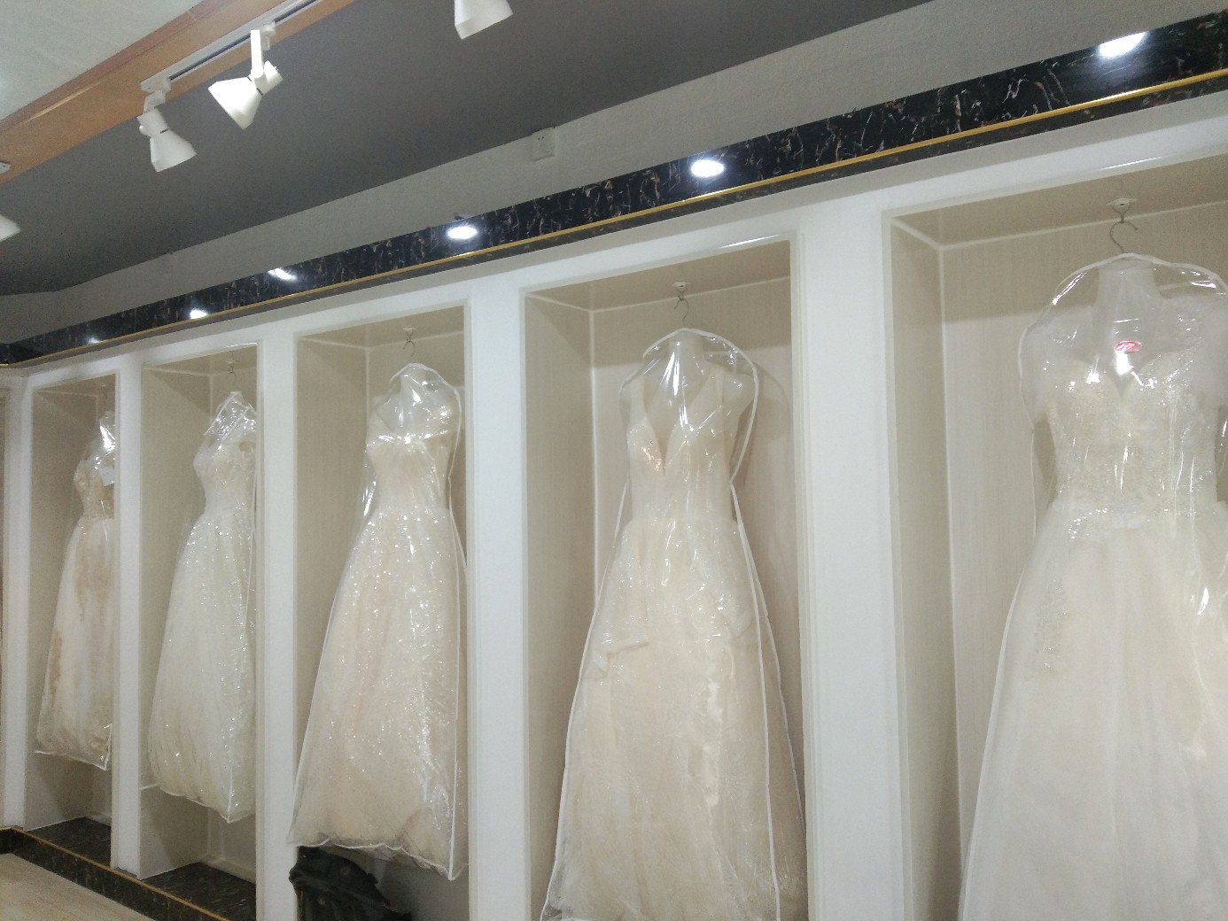 洋县罗曼蒂克婚庆店