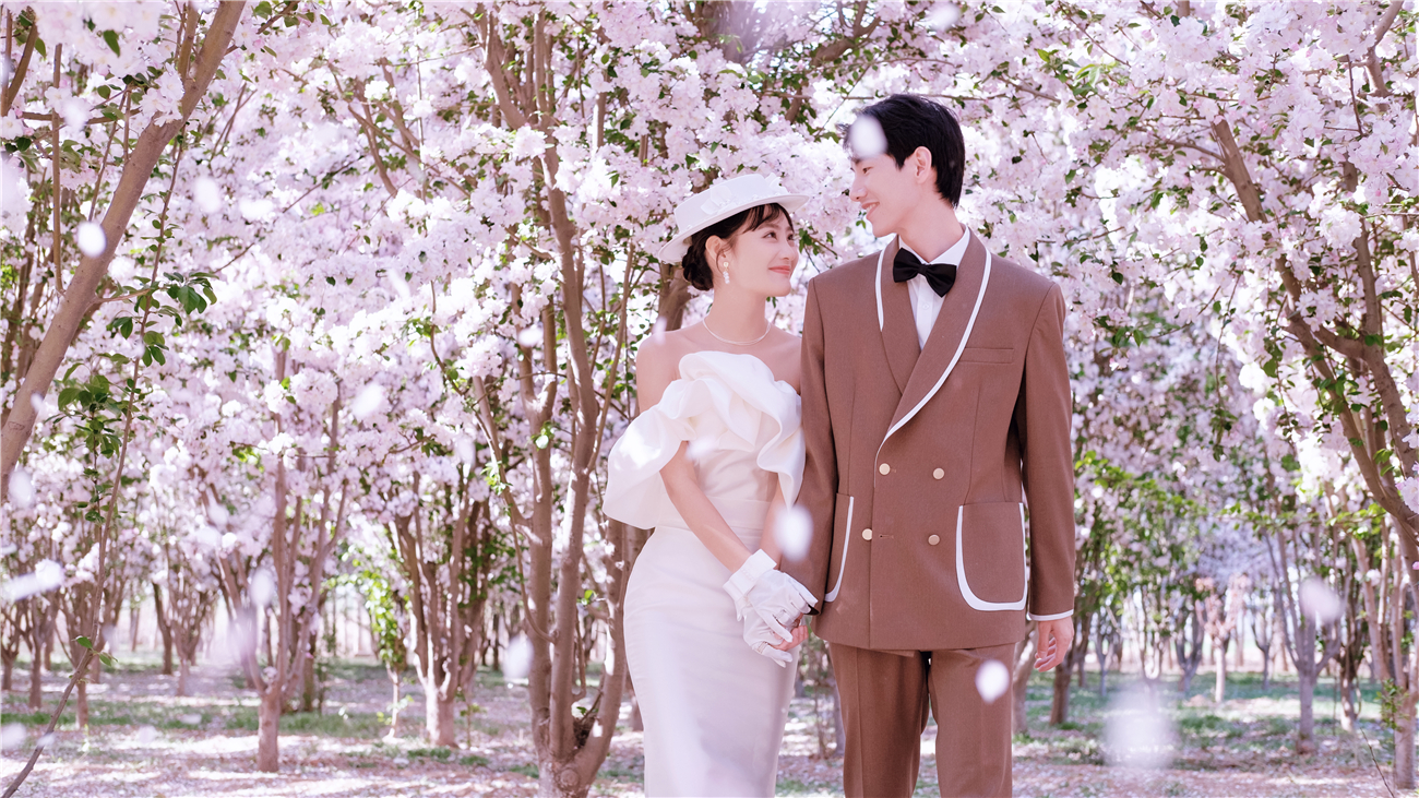 补贴机票+包住宿+包接机+上千套服装任选+送婚纱