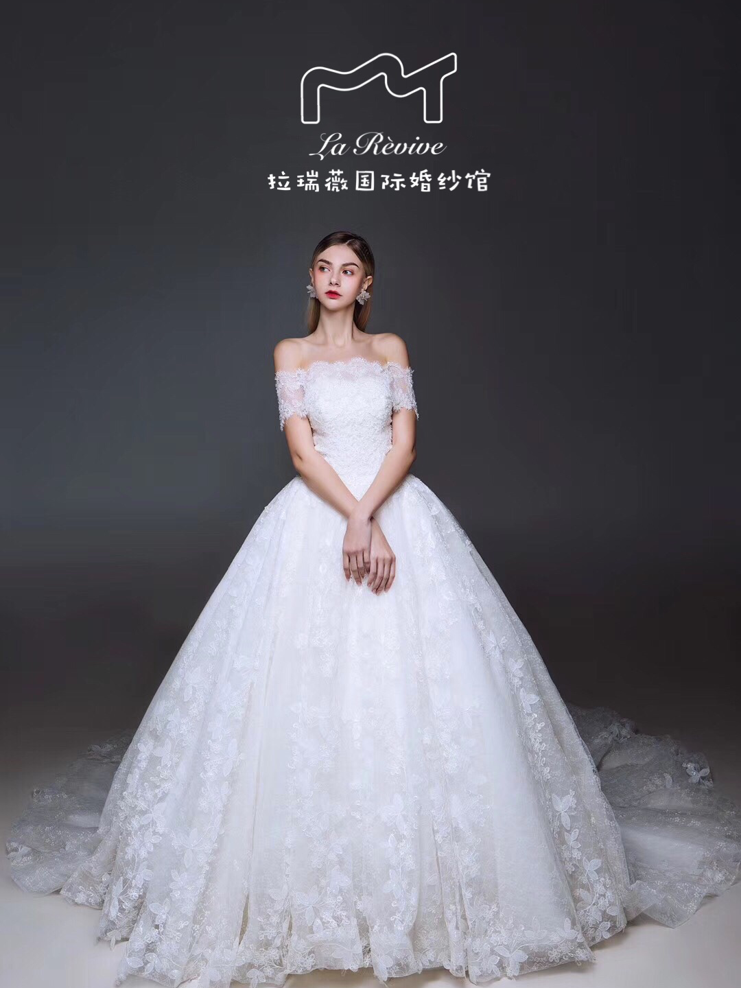 拉瑞薇【超值活动套餐】品牌婚纱+铂金级跟妆