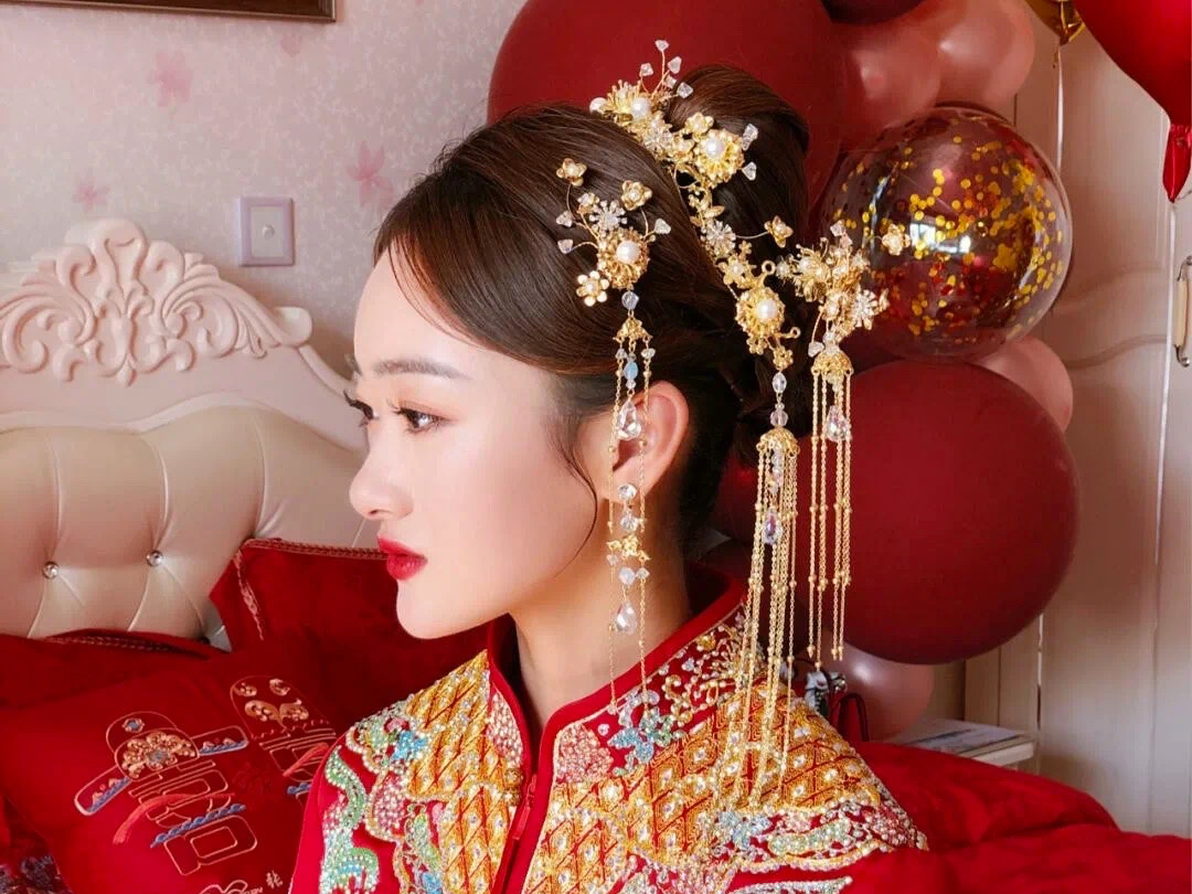 资深化妆师全程跟妆（赠送新娘甲）