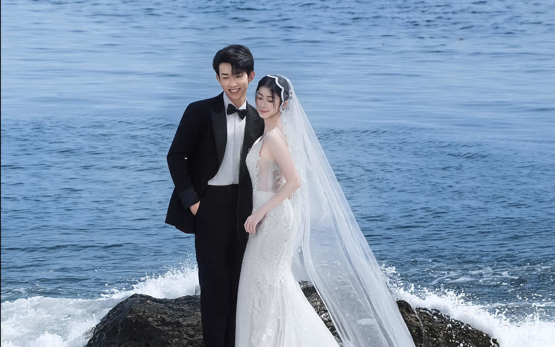 超级出片的海景礁石婚纱照