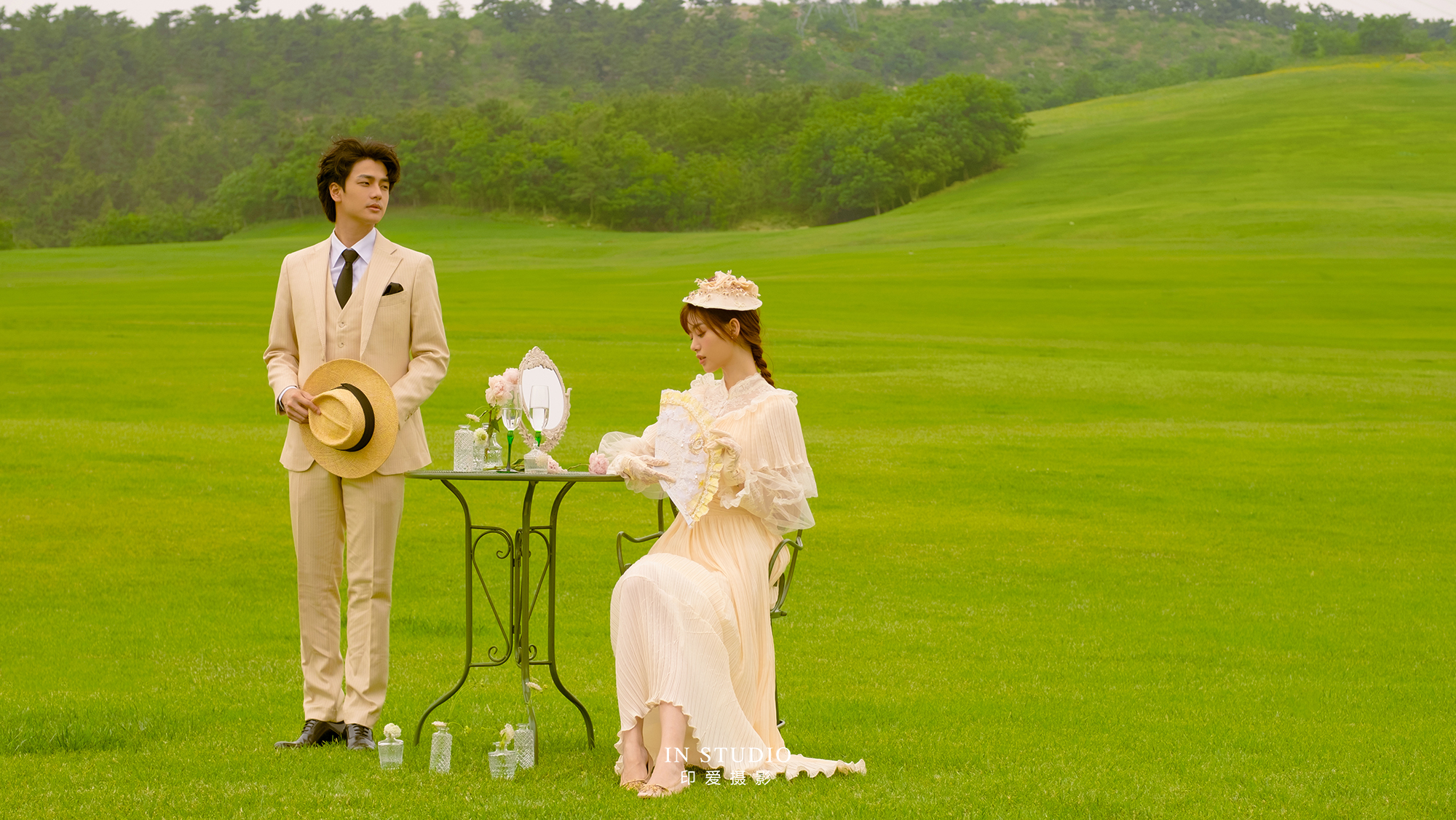 优雅轻法式治愈草坪婚纱照