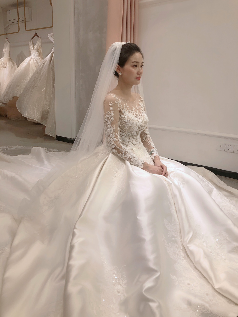 米苏经典：婚纱礼服3套+伴郎伴娘服