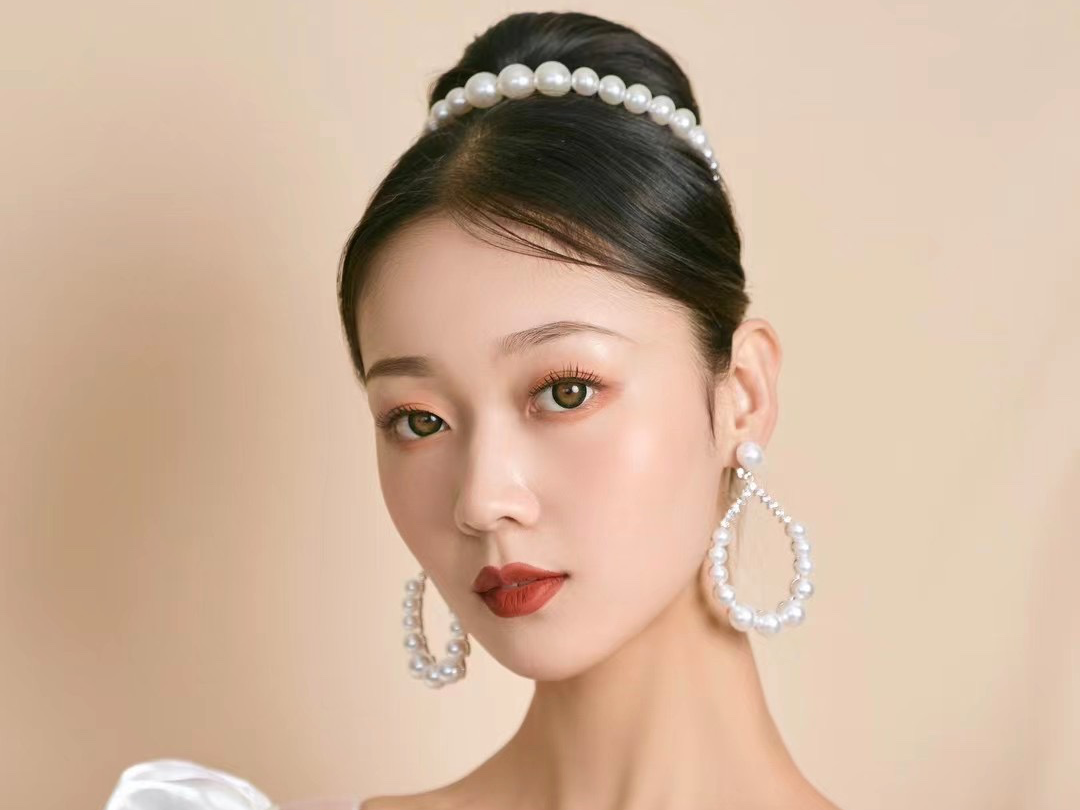 资深化妆师八小时全程新娘跟妆，不收取任何试妆费用