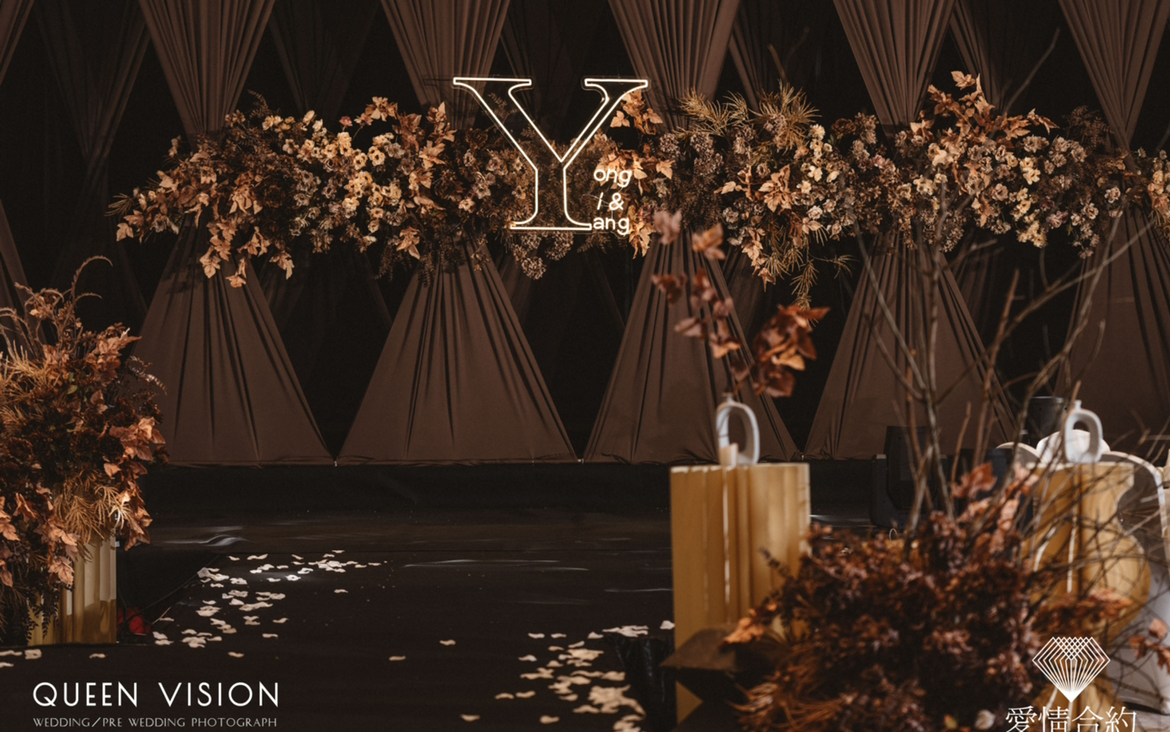 期待已久的照片出炉
别具一格的婚礼盛宴
咖啡色