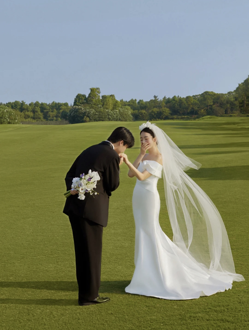 超美！看了都无法拒绝的草坪婚纱照