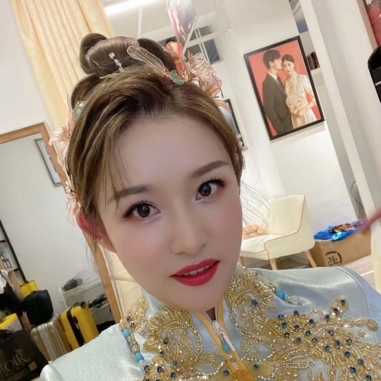 资深化妆师全天跟妆4套妆造