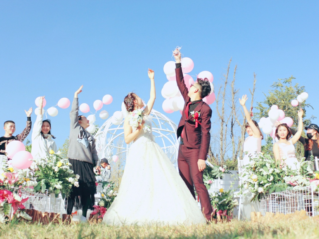 超划算！！专业婚礼跟拍单机位拍照，40精修+底片