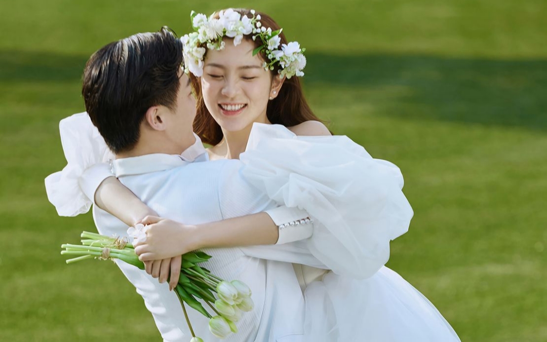 《草地之约：婚纱照中的浪漫诗篇》