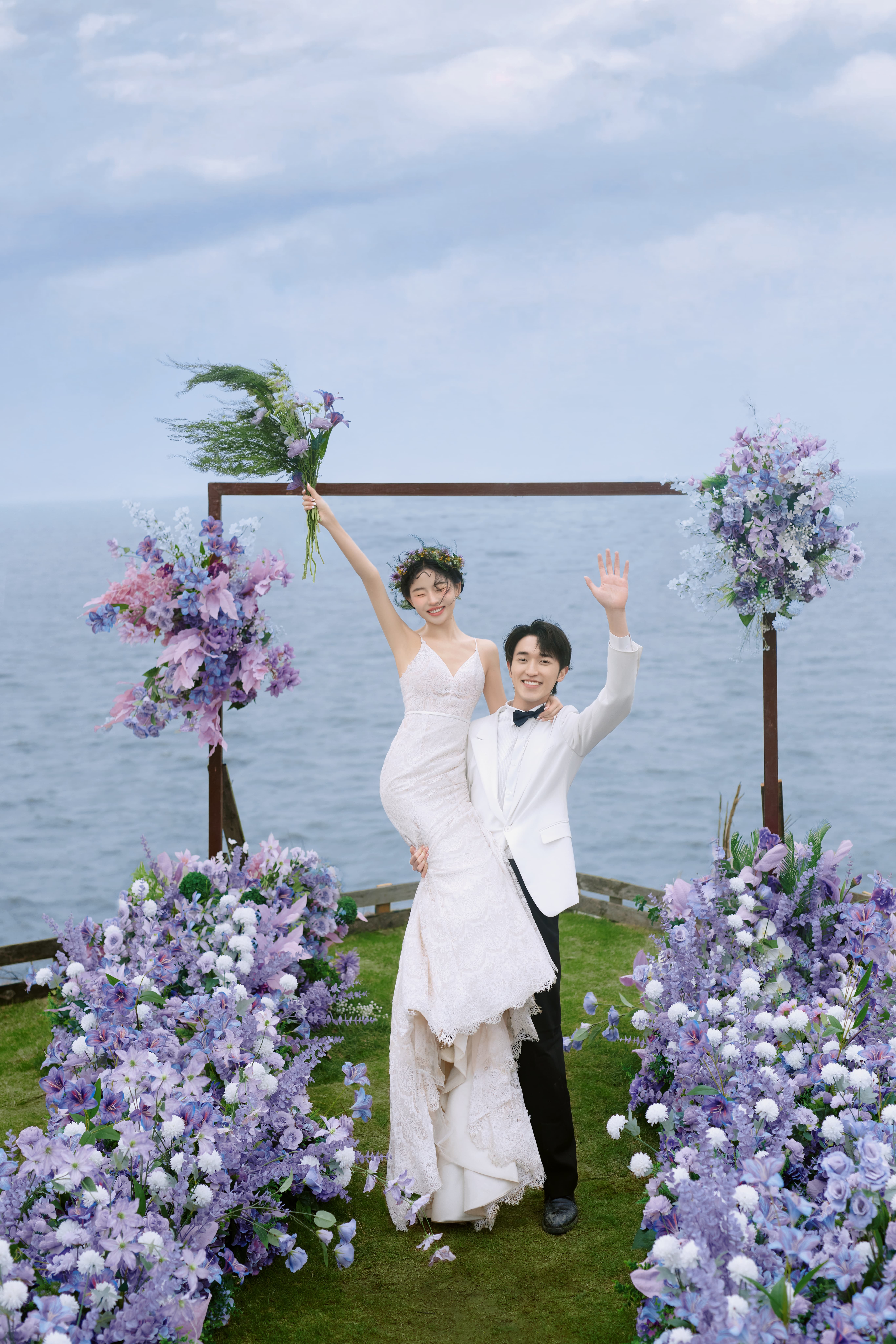 突然就Get到草坪婚纱照的美
