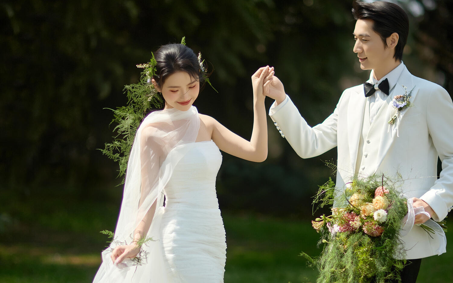 草坪森系婚纱照也太绝了吧 光影氛围感绝 美