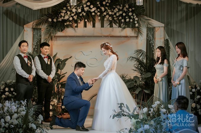 大婚必穿3件礼服，👰🤵一出场全家都夸好看