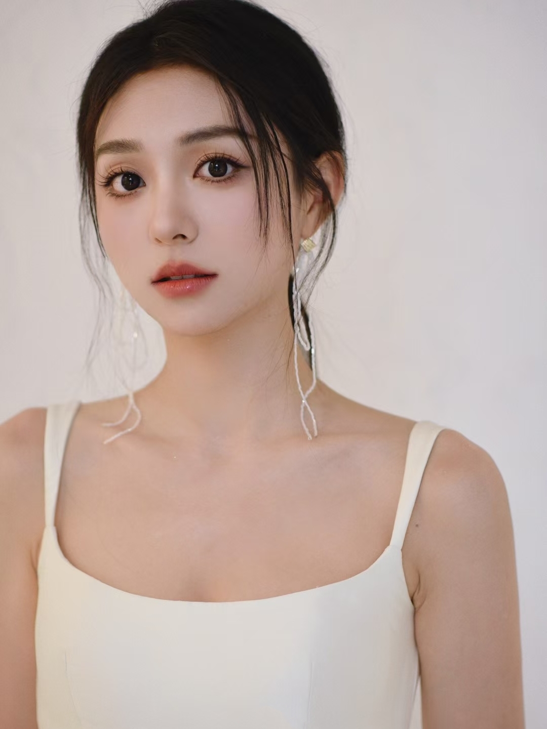 高级的缎面搭配氛围感低盘发
可盐可甜  温柔迷人