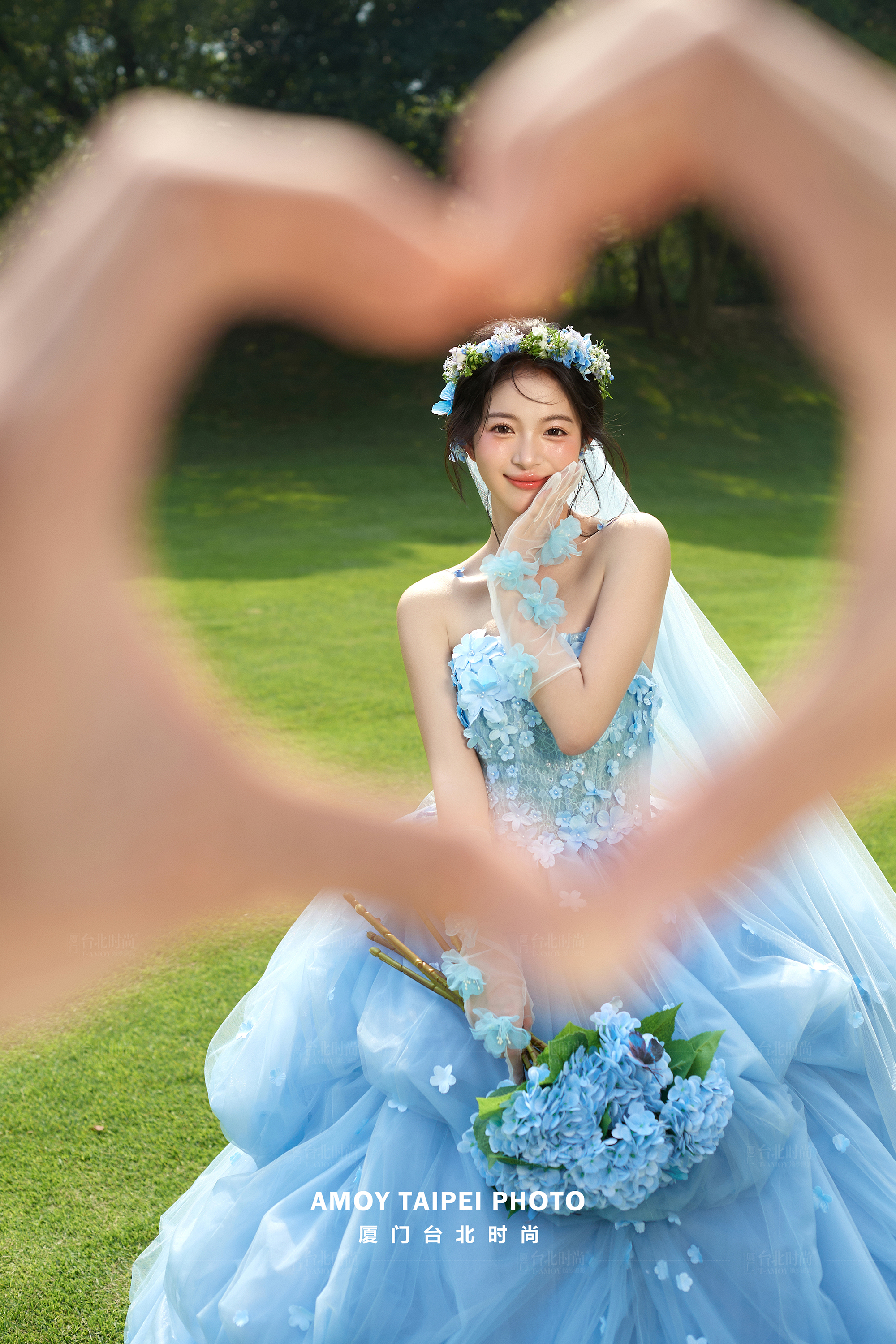 蓝色公主风草坪森系婚纱照美爆了