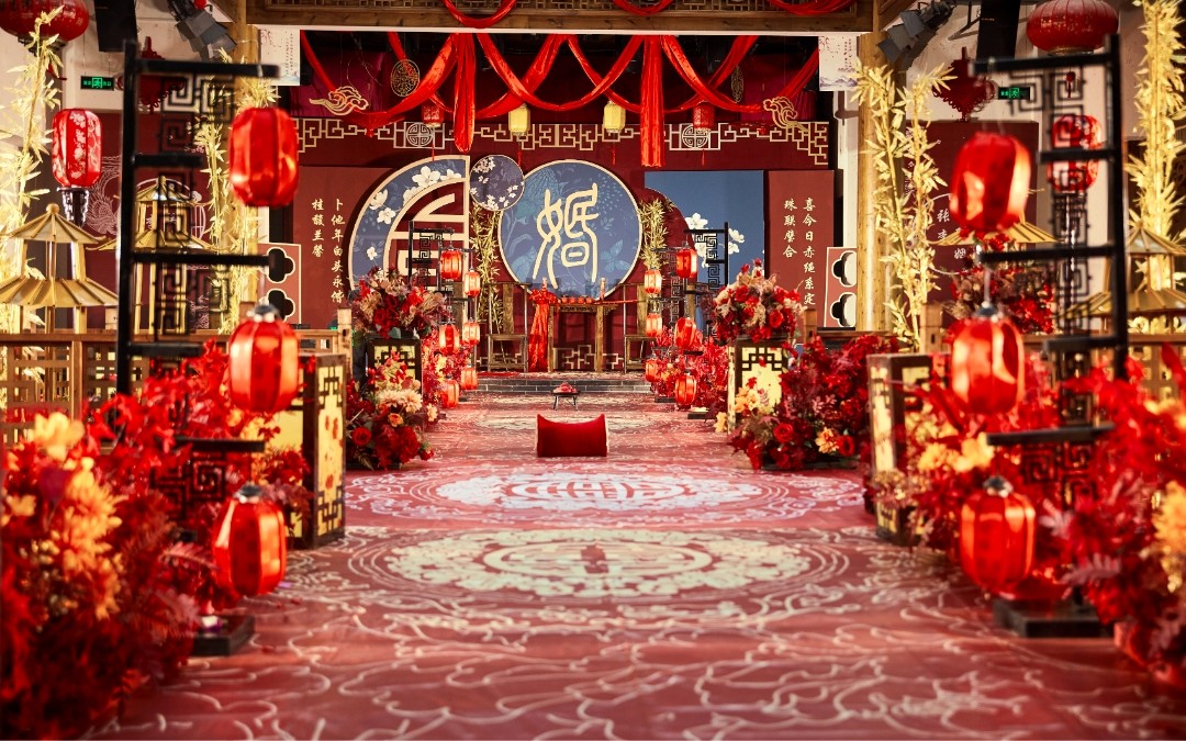 傳統(tǒng)中式紅藍(lán)配色婚禮現(xiàn)場(chǎng)