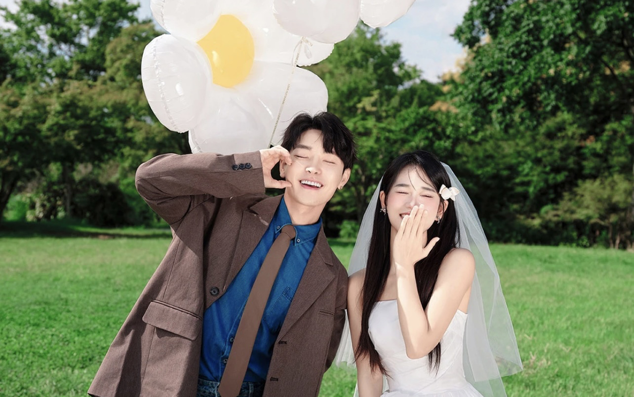 松弛感草坪婚纱照