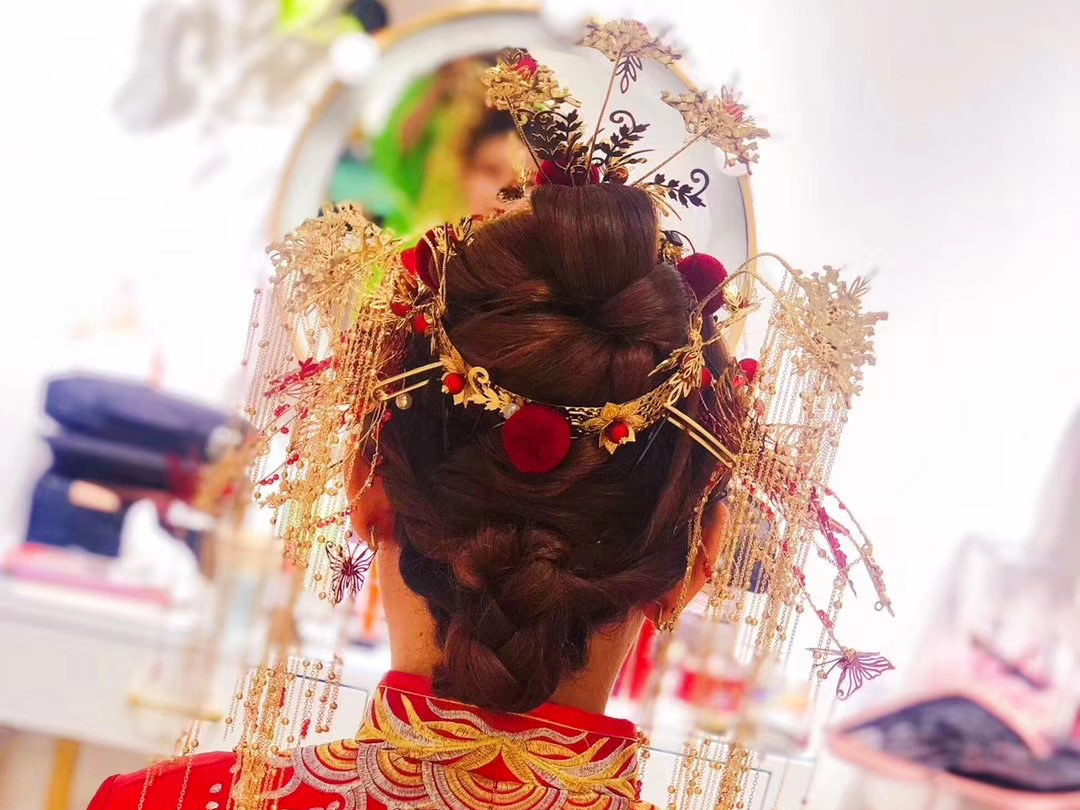 新娘当天跟妆，根据服装脸型设计您喜欢的发型