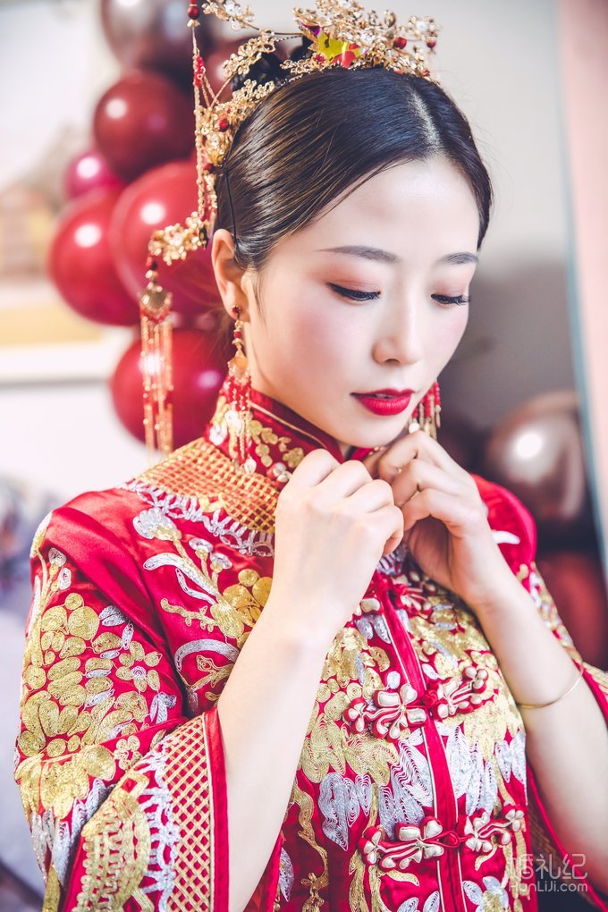 金绣嫁衣出门赚足眼球 彩纱两穿迎宾敬酒一件省心