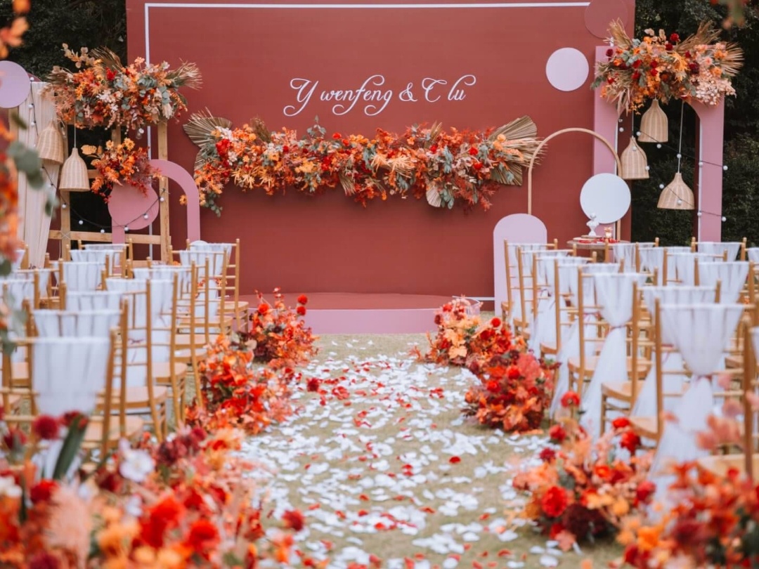 爱意满满的户外红色草坪婚礼