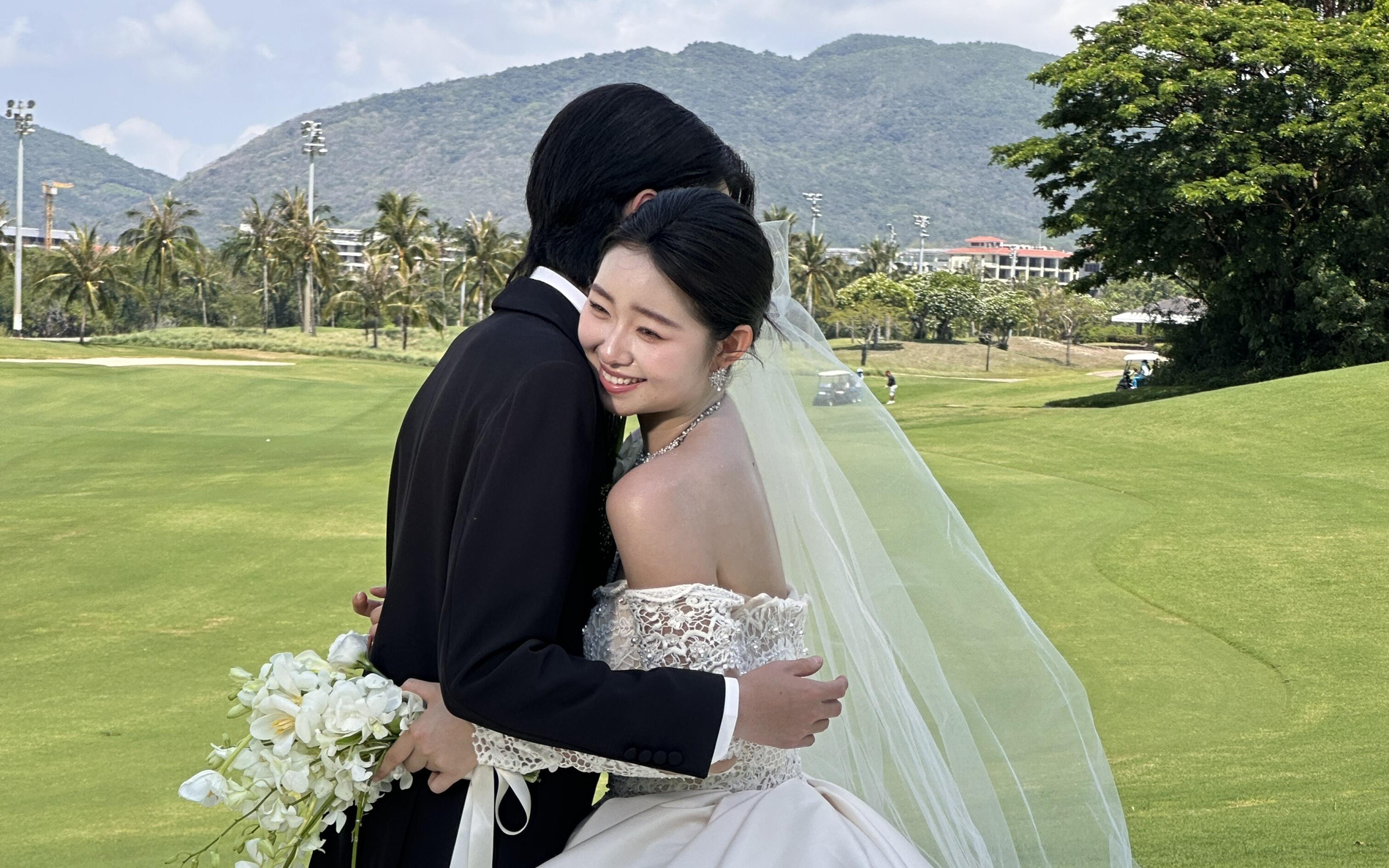 廣闊草坪帶來(lái)的綠意盎然婚紗照