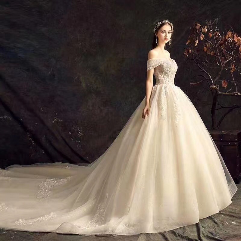 婚纱出租，有孕妇款