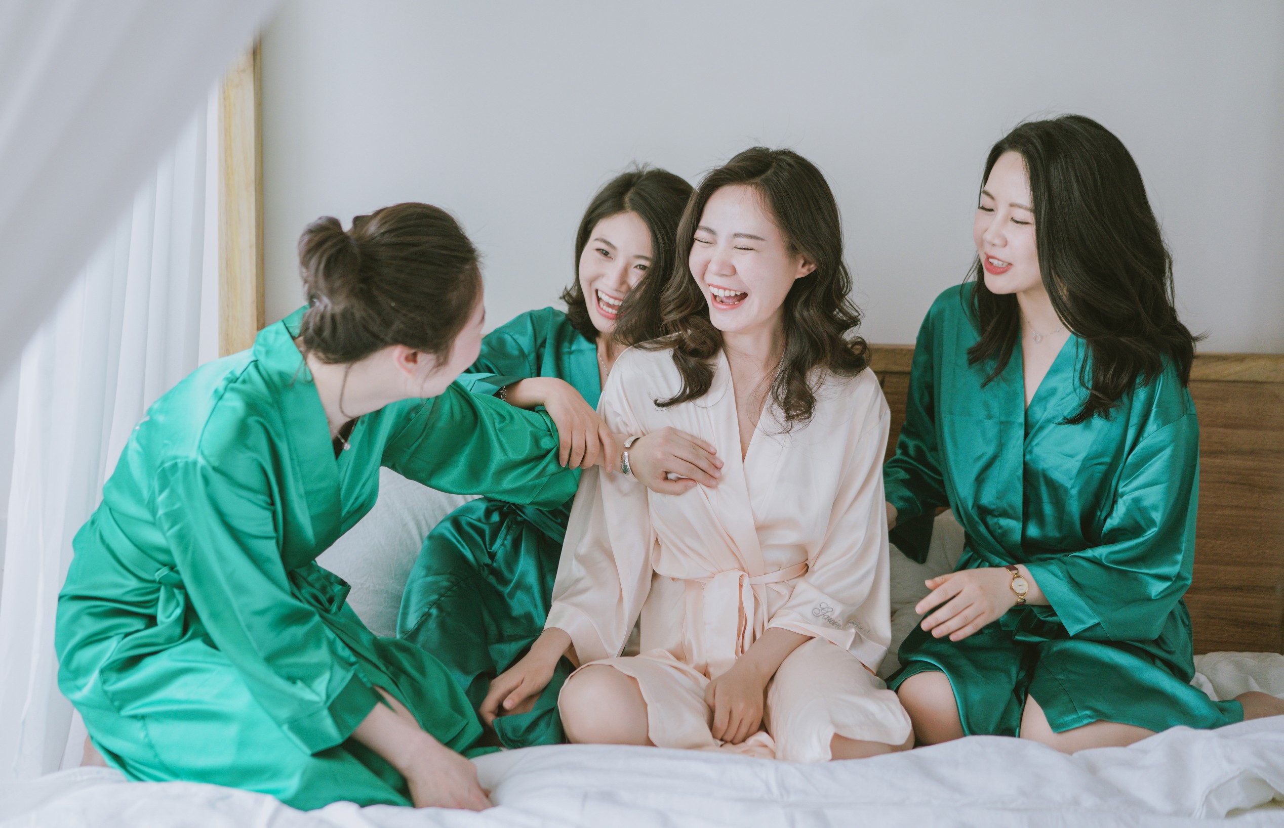 缎面敬酒服如何遮小肚？这个小神器助你