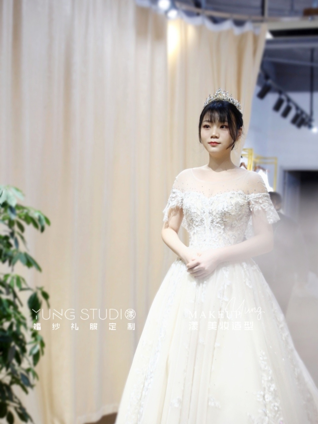 婚纱跟妆一站式漾婚礼跟妆礼服定制
