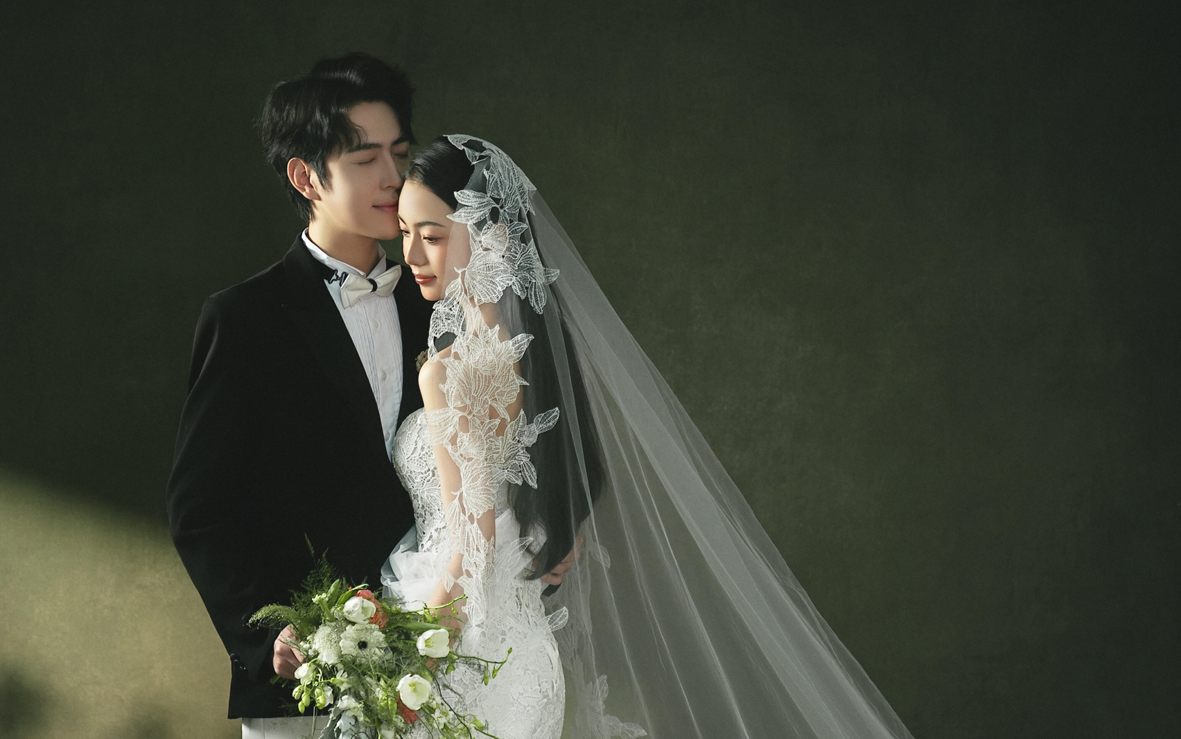 替大家试过了！复古油画婚纱照确实美得离谱