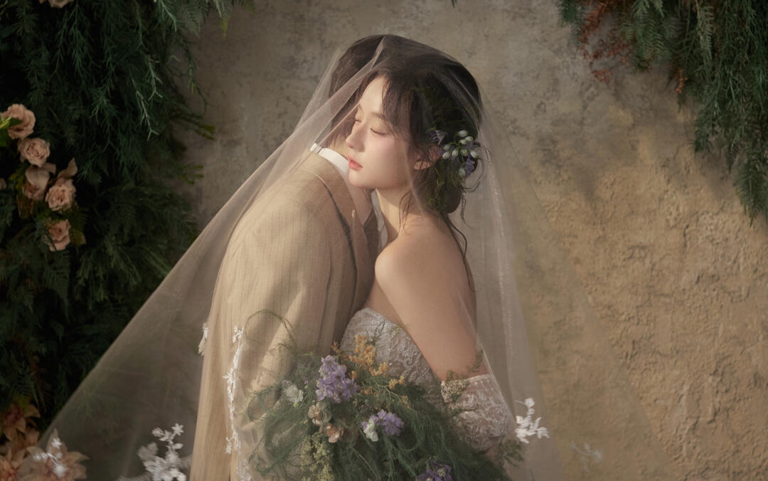 很难不心动｜鲜花法式复古婚纱照