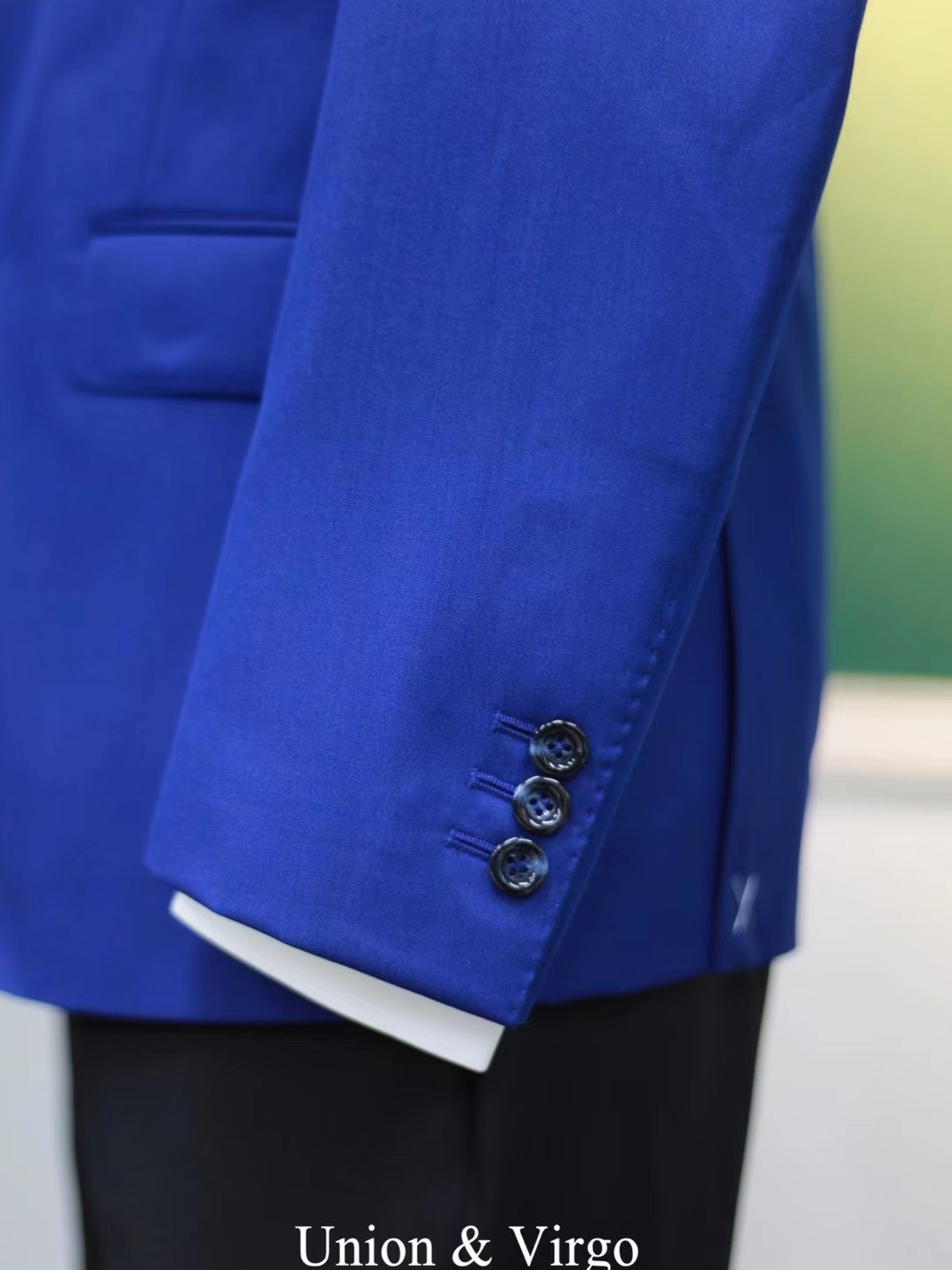 层次丰富的婚礼三件套西装设计灵感来自于经典的礼服