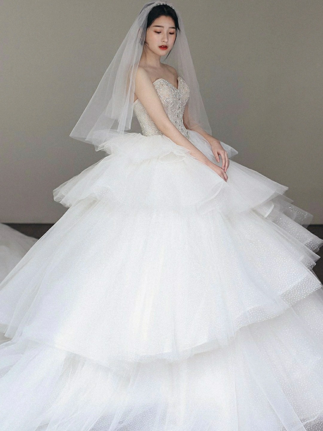 【超值性价比】婚纱套系+首席跟妆+伴娘服
