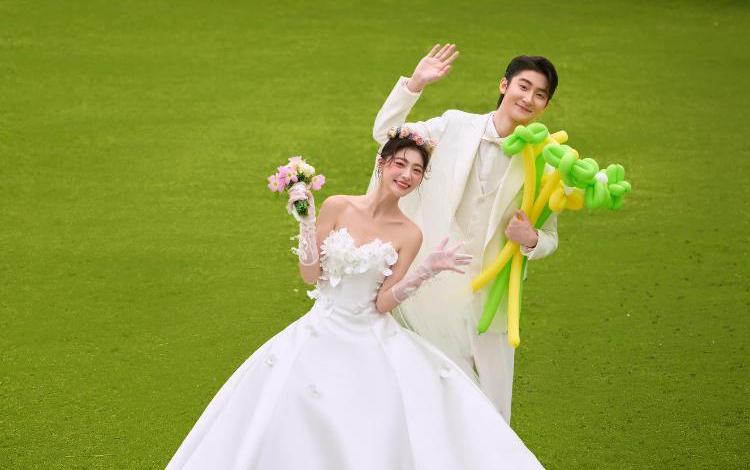 清新感爆棚 这组草坪婚纱照美到开挂