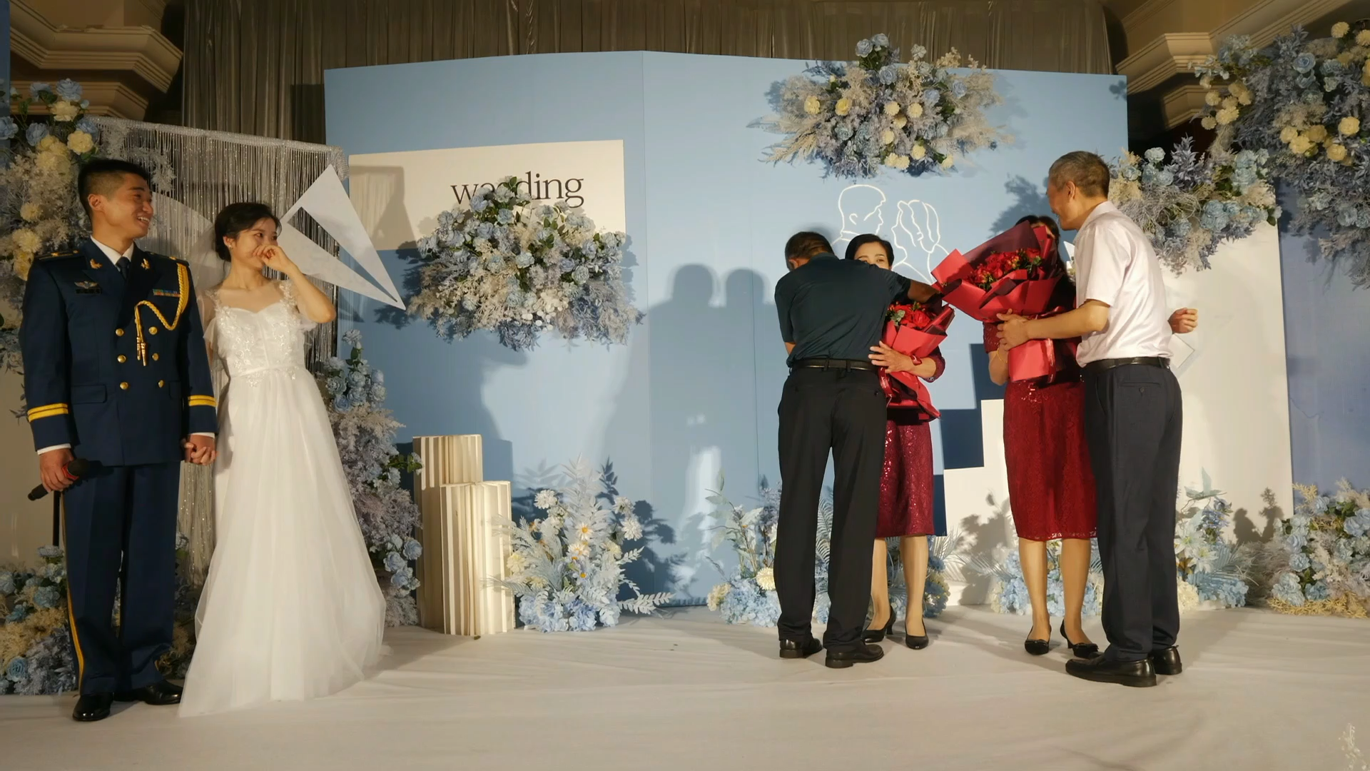 【仪式上爸爸为妈妈送花儿】